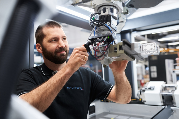 Mann beim warten eines ZED-Gerätes - Kalibrierung, ein Service von ZELTWANGER Dichtheitsprüfung