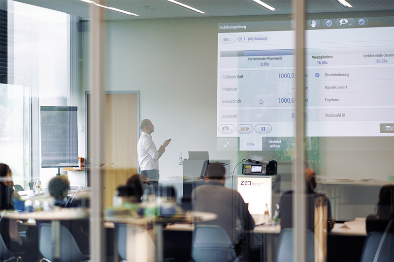 Schulungsraum mit Unterlagen - ein Service von Zeltwanger Dichtheitsprüfung