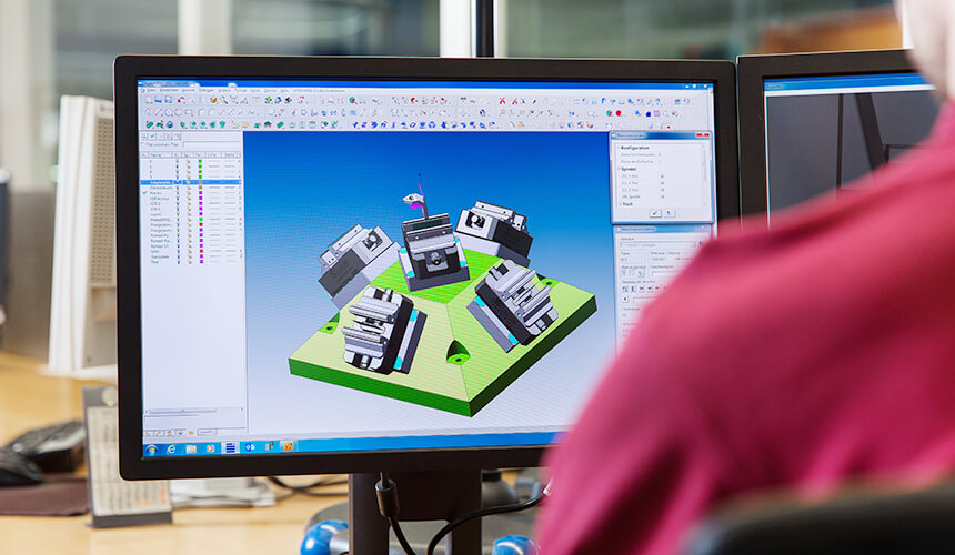 Mitarbeiter bei CAM-Programmierung - ein Service von ZELTWANGER Maschinenbau
