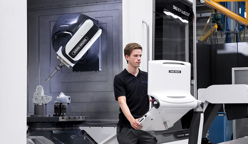 Mann programmiert Maschine - ZELTWANGER Maschinenbau