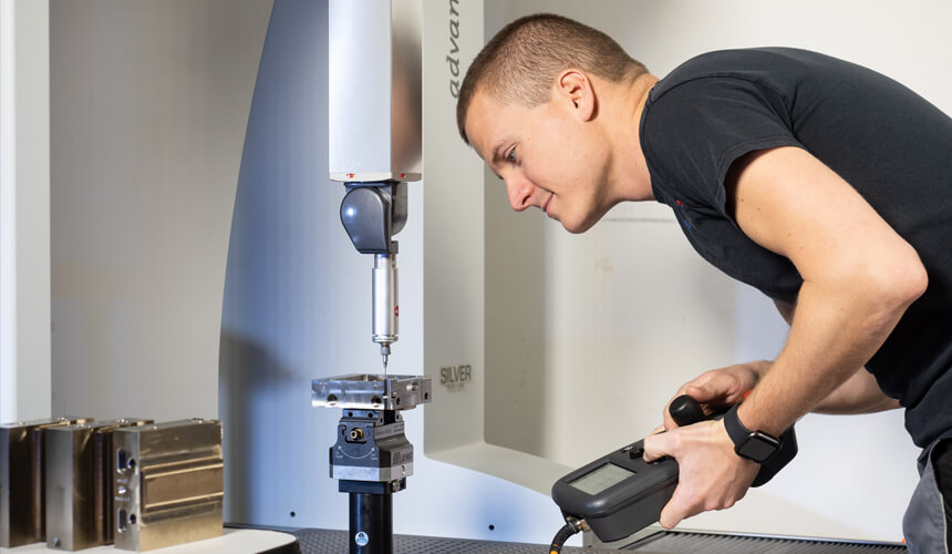 Mann an Fräsmaschine – ZELTWANGER CNC Manufacturing