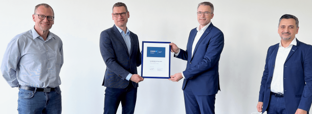 Übergabe Vereinbarung zum Blue Level Partner Programm